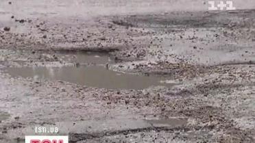 У Києві ремонтники латають дороги, навіть не вилазячи з кузова