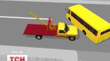 В Киеве эвакуатор врезался в маршрутное такси