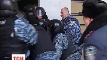 В Гостином дворе свободовцы снова подрались с "Беркутом"