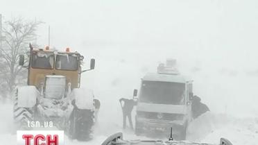 Дороги Західної України скуті сніговими заметами
