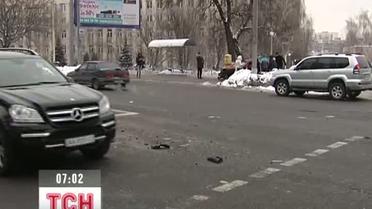 В Киеве внедорожник на большой скорости протаранил такси