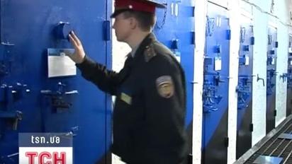 У Єнакіївській колонії в'язень вчинив потрійне самогубство