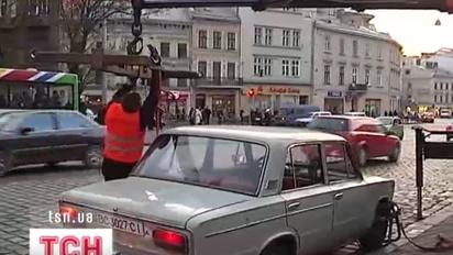 Районний суд Львова призупинив роботу евакуаторів у місті