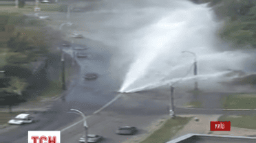 Вода прорвала асфальт