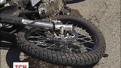 В Киеве на мосту Патона автомобиль раздавил мотоциклиста
