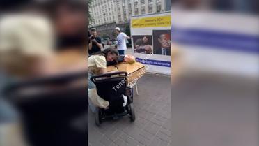 В центре Киева устроили похороны Путина
