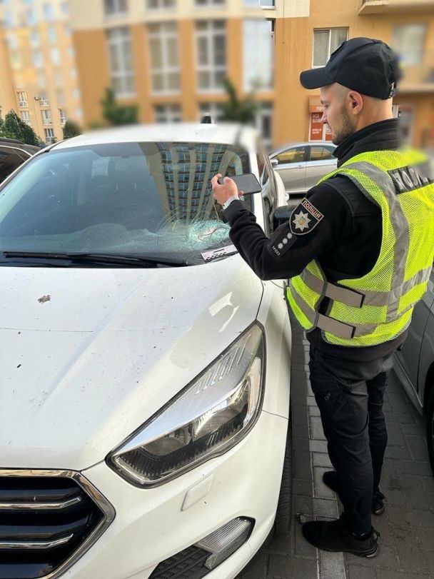 В результате ночной атаки дронами на Киев повреждены 17 жилых объектов / © Андрей Небитов