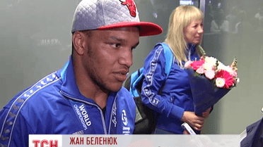 В Україну тріумфально повернулися спортсмени з чемпіонату світу по боротьбі у Лас-Вегасі