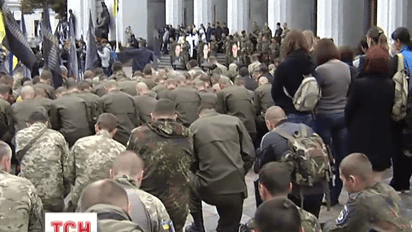 Під Радою вшанували пам'ять загиблих у заворушеннях нацгвардійців