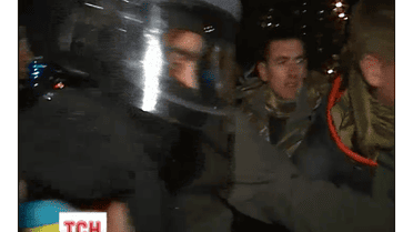 Молодые люди в балаклавах подрались с милицией.