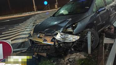 Під Києвом жінка на Peugeot в'їхала у рекламний щит однієї з АЗС / © Патрульна поліція Київської області / Facebook