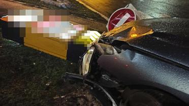 Під Києвом жінка на Peugeot в'їхала у рекламний щит однієї з АЗС