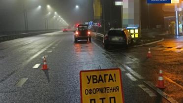 Під Києвом жінка на Peugeot в'їхала у рекламний щит однієї з АЗС