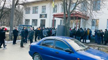 В Киеве возле Соломенского военкомата выстроилась большая очередь: видео