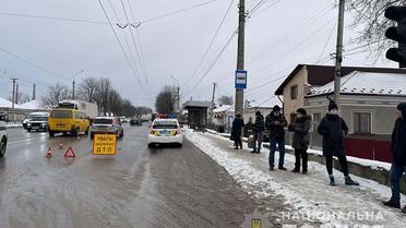 Один наехал, а другой протянул несколько метров: в Тернополе женщину на переходе сбили два автомобиля (фото)