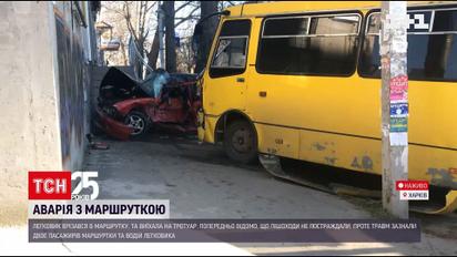 В Херсоні маршрутка зіткнулася з легковиком – є троє травмованих
