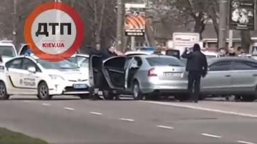 В Борисполе вооруженные спецназовцы задержали водителя, который приставил себе пистолет к виску