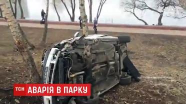 В Киеве автомобиль влетел в парковую зону и остановился об дерево