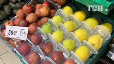 У київському супермаркеті для великих яблук вигадали індивідуальне "антивірусне" пакування