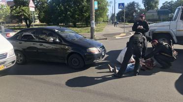 В Киеве возле станции метро "Дарница" произошло ДТП: под колесами автомобиля оказалась женщина