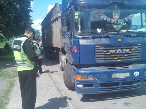 Правоохоронці затримали 5 вантажівок зі 100 тоннами львівського сміття