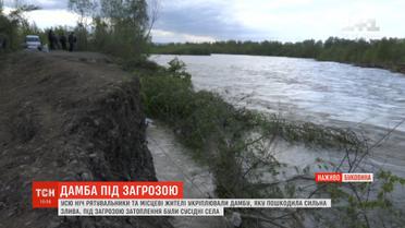 Сильна течія розбиває зведене вночі укріплення дамби на Буковині