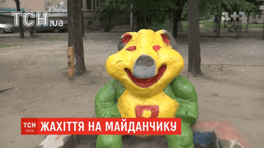 Зеленый медведь и свинья с кровавыми глазами. Коммунальщики необычно покрасили скульптуры на детплощадке