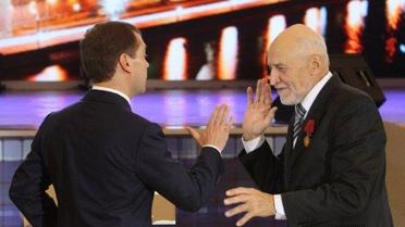 Росія, Москва. Президент Росії Дмитро Медведєв вітає автора і ведучого освітньо-наукової телевізійної програми "У світі тварин" Миколу Дроздова і нагороджує його орденом За заслуги перед Вітчизною 4-го ступеня. / © AFP