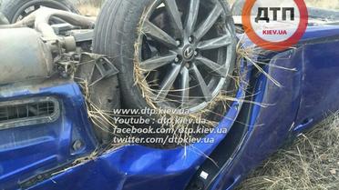 У Києві Lexus вилетів із дороги і вбив людину