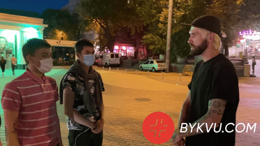 Избиение ветерана АТО и журналиста на Банковой в Киеве: что известно о нападавших