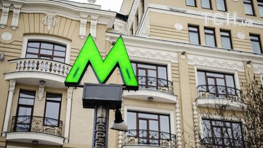 В Киеве возобновили движение ветки метро после падения человека