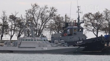 Появилось первое видео из порта в Керчи, где удерживают захваченные украинские суда