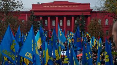 Учасники акції на честь Української повстанської армії тримали прапори з партійною символікою "Свободи", національні прапори України, а також червоно-чорні прапори УНА-УНСО. / © Украинское Фото