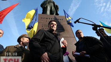Мітинг біля пам&#039;ятника Тарасу Шевченку в Києві за визнання Української повстанської армії.