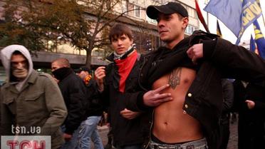 Під час ходи скандували "ОУН УПА - державне визнання", "Слава героям", "Шухевич, Бандера - наші герої. Вони боролись за нас з тобою", "Бандера прийде, порядок наведе".
