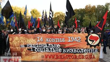 Учасники Маршу УПА в Києві під час ходи скандували "ОУН УПА - державне визнання", "Слава героям", "Шухевич, Бандера - наші герої. Вони боролись за нас з тобою", "Бандера прийде, порядок наведе".