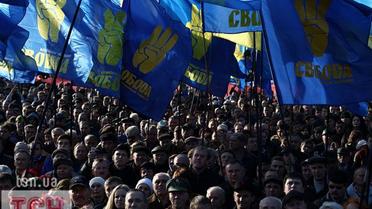На мітинг за визнання УПА в Києві біля пам&#039;ятника Шевченку зібралося близько тисячі осіб