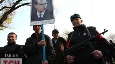 Після завершення мітингу, його учасники вишикувались у колону, займаючи частину проїжджої частини вулиці Володимирської