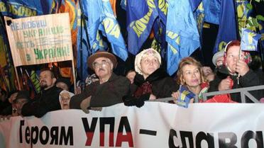 На Софійській площі запалили ватру на честь вшанування героїв УПА. / © УНІАН