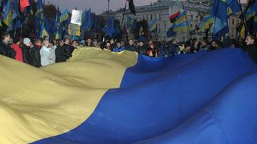 Попереду процесії несли прапор України, а в руках учасники акції тримали українські прапори і також прапори ВО "Свобода". / © УНІАН
