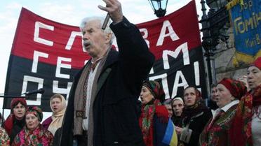 Керівник Народного хору "Гомін", лауреат Шевченківської премії Леопольд Ященко виступає під час Маршу за визнання Української повстанської армії / © УНІАН