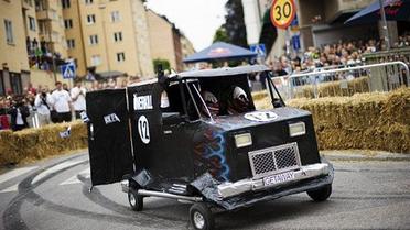 В Стокгольмі провели перегони на саморобних "мильницях" Stockholm Red Bull Soapbox 2011. / © AFP