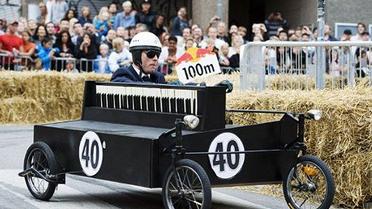 В Стокгольмі провели перегони на саморобних "мильницях" Stockholm Red Bull Soapbox 2011. / © AFP