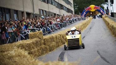В Стокгольмі провели перегони на саморобних "мильницях" Stockholm Red Bull Soapbox 2011. / © AFP