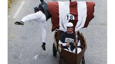 В Стокгольмі провели перегони на саморобних "мильницях" Stockholm Red Bull Soapbox 2011. / © AFP