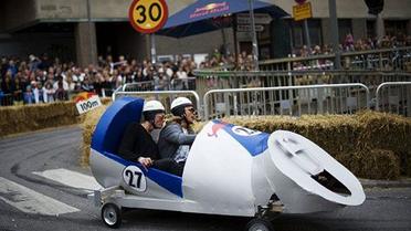 В Стокгольмі провели перегони на саморобних "мильницях" Stockholm Red Bull Soapbox 2011. / © AFP