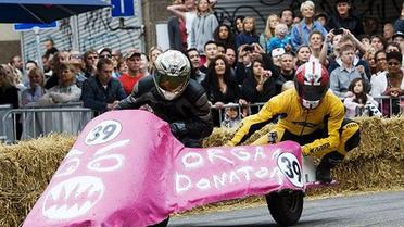 В Стокгольмі провели перегони на саморобних "мильницях" Stockholm Red Bull Soapbox 2011. / © AFP