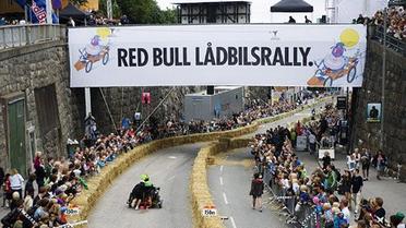 В Стокгольмі провели перегони на саморобних "мильницях" Stockholm Red Bull Soapbox 2011. / © AFP