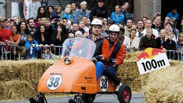 В Стокгольмі провели перегони на саморобних "мильницях" Stockholm Red Bull Soapbox 2011. / © AFP