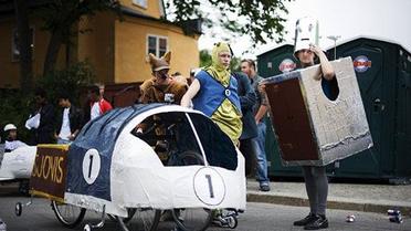 В Стокгольмі провели перегони на саморобних "мильницях" Stockholm Red Bull Soapbox 2011. / © AFP